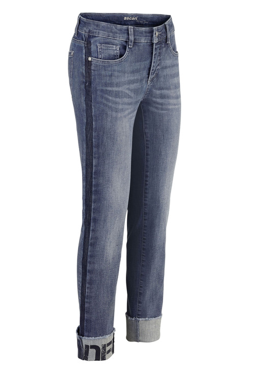 Hosen mit Knopf- und Reißverschluss - Jeans mit Fransensaum und Schriftzug auf einem Bein, in Größe 017 bis 050, in Farbe JEANSBLAU Ansicht 1