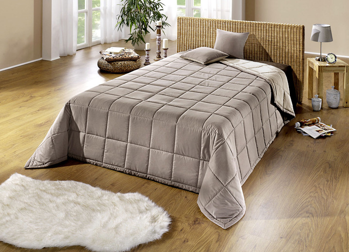 Tagesdecken - Tagesdecke mit Karo-Steppung und Bandeinfassung, in Größe 873 (für Einzelbett, 140x210 cm) bis 924 (2 Kissenbezüge, 50x 50 cm), in Farbe CREME Ansicht 1