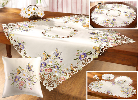 Tisch- und Raumdekoration mit Blüten und Schmetterlingen