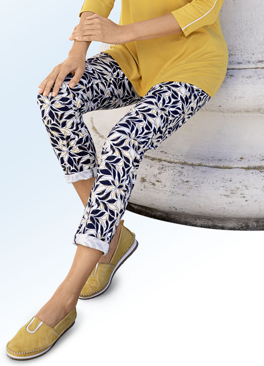 Hosen - Hose mit aparter Floral-Dessinierung, in Größe 017 bis 054, in Farbe MARINE-ECRU Ansicht 1