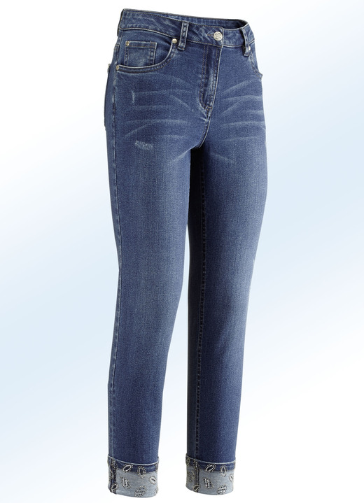 Hosen mit Knopf- und Reißverschluss - Edel-Jeans in 7/8-Länge mit hübschem Glitzersteinchenbesatz Hosen mit Knopf- und Reißverschluss - Edel-Jeans in 7/8-Länge mit hübschem Glitzersteinchenbesatz, in Größe 018 bis 052, in Farbe JEANSBLAU