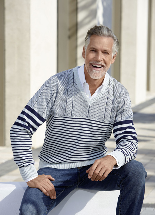 Pullover & Strickmode - V-Pullover mit Streifen- und Strukturdessin, in Größe 046 bis 062, in Farbe MARINE-GRAU Ansicht 1