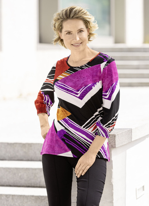 Shirts - Ausdrucksvolles Shirt mit gesmokten Abschlüssen, in Größe 036 bis 052, in Farbe LILA-SCHWARZ