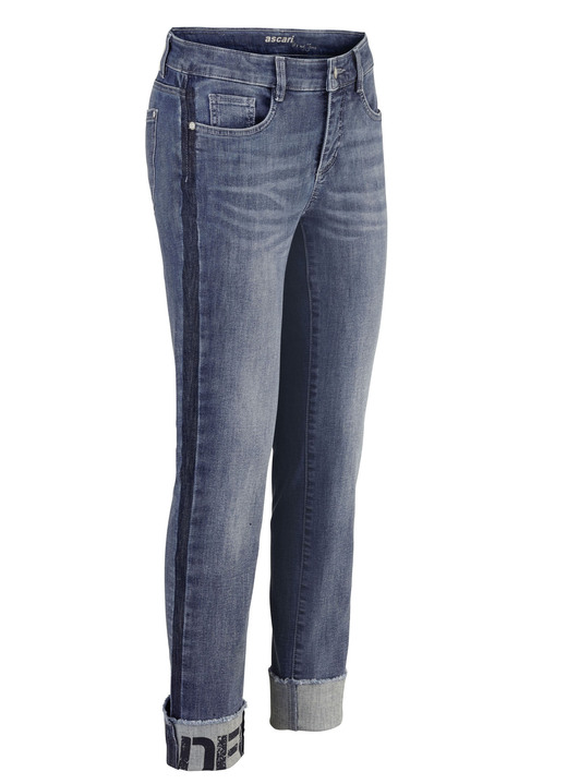 Hosen mit Knopf- und Reißverschluss - Jeans mit Fransensaum und Schriftzug auf einem Bein Hosen mit Knopf- und Reißverschluss - Jeans mit Fransensaum und Schriftzug auf einem Bein, in Größe 017 bis 050, in Farbe JEANSBLAU