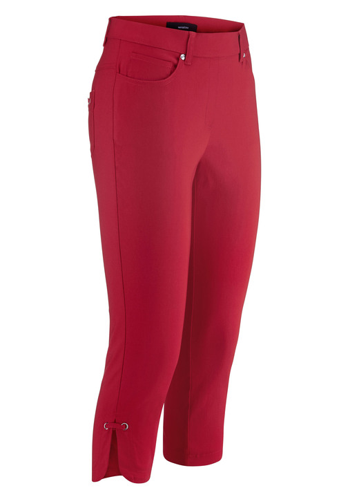 Hosen mit Knopf- und Reißverschluss - Caprihose mit abgerundeten Schlitzen an den Beinabschlüssen Hosen mit Knopf- und Reißverschluss - Caprihose mit abgerundeten Schlitzen an den Beinabschlüssen, in Größe 018 bis 052, in Farbe ROT