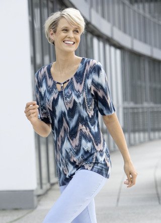 Shirt mit ausgefallener Ausschnittverarbeitung