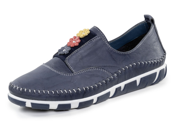 Slipper & Schnürschuhe - Gemini Slipper mit dezenter Knitter-Struktur und bunten Leder-Blüten, in Größe 036 bis 042, in Farbe MARINE Ansicht 1