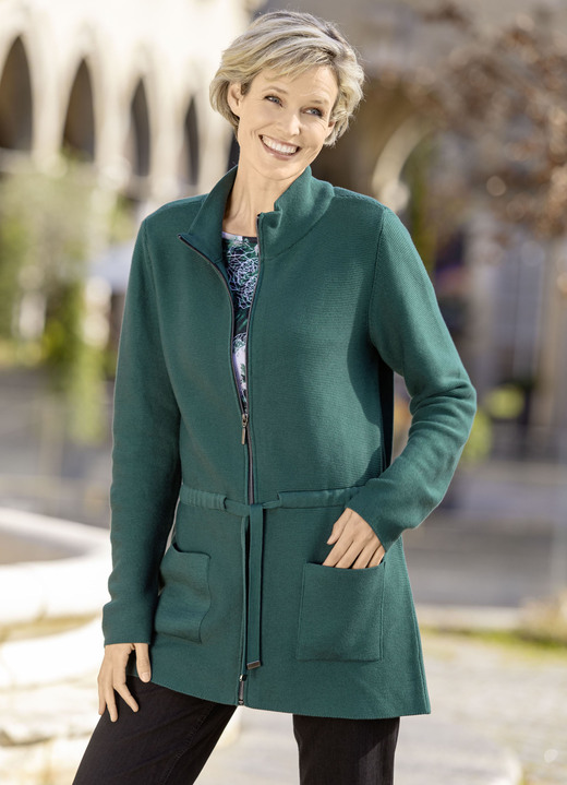 Strickjacken - Strickjacke mit Bindeband zur Weitenregulierung Strickjacken - Strickjacke mit Bindeband zur Weitenregulierung, in Größe 038 bis 054, in Farbe DUNKELGRÜN