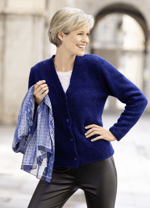 Strickjacken - Strickjacke in flauschiger Boucléqualität Strickjacken - Strickjacke in flauschiger Boucléqualität, in Größe 036 bis 052, in Farbe NACHTBLAU