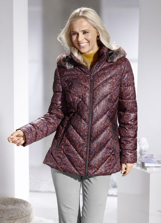 Winterjacken - Jacke mit Kunstpelz-Innenausstattung in der Kapuze Winterjacken - Jacke mit Kunstpelz-Innenausstattung in der Kapuze, in Größe 036 bis 052, in Farbe AUBERGINE-BUNT