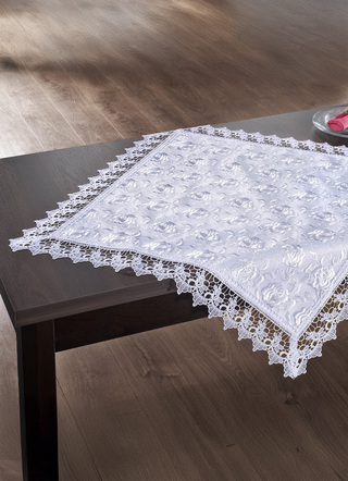 Tisch- und Raumdekoration mit Macramé-Spitzenbordüre