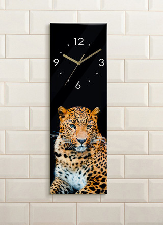 Glas-Wanduhr mit goldenen Zeigern