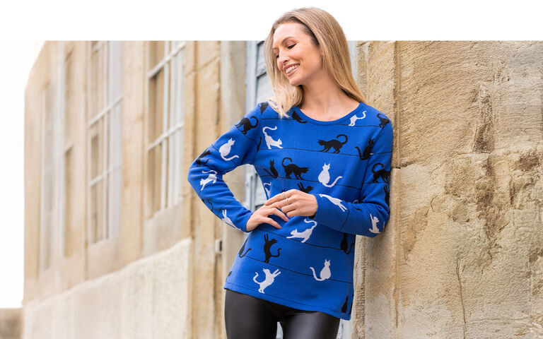 Blauer Pullover mit Katzenmotiv