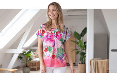 Dame in einer Tunika mit Blumen Muster