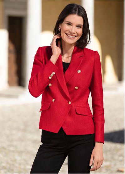 Dame in rotem Blazer