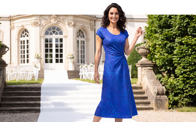 Dame in blauem Kleid