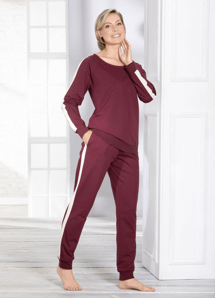 Hausanzug mit Zierstreifen 