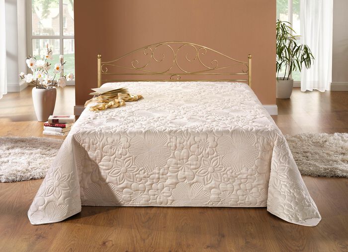 Hervorragend verarbeitete Tagesdecke und passende Kissenbez&uuml;ge CREME