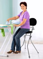 3-stufig verstellbarer Stehsitz zur Entlastung der Beine 