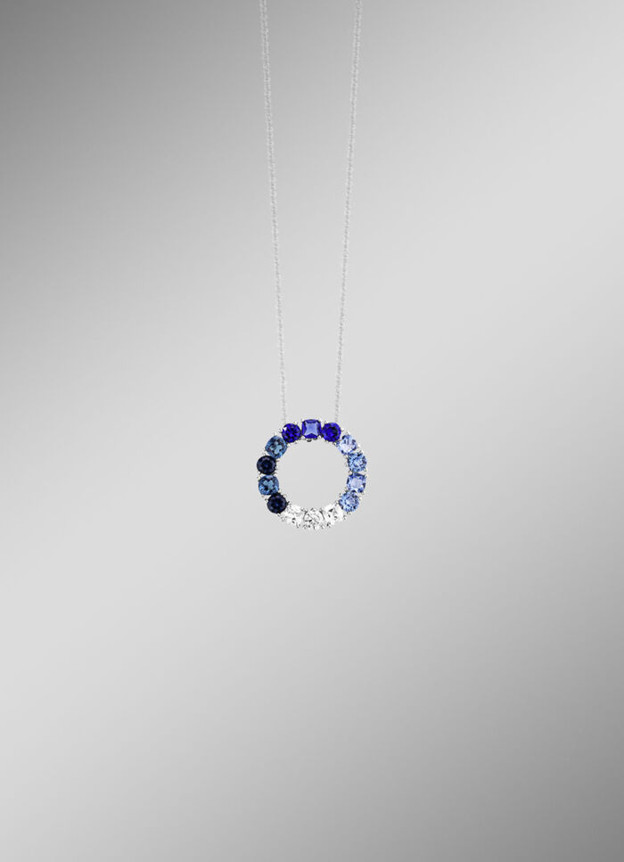 Anh&auml;nger mit synth. Zirkonia in Wei&szlig; und Blaut&ouml;nen 