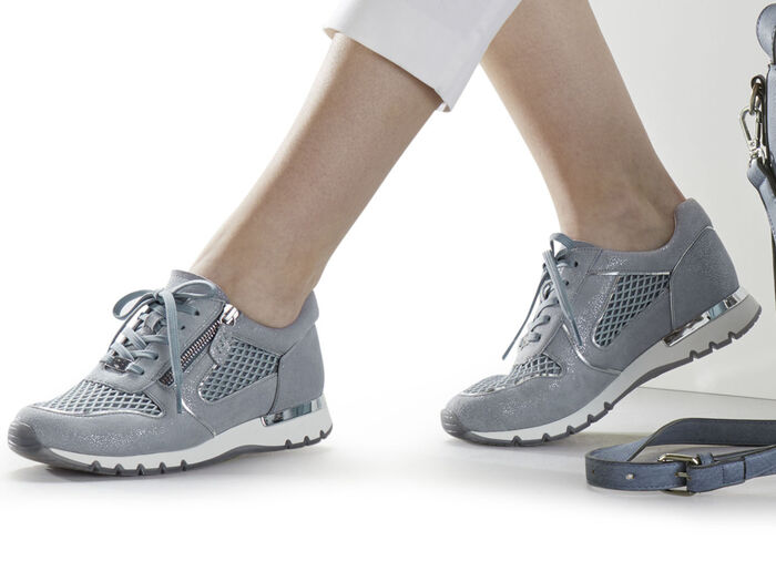 Caprice, schicke Damen-Sneaker, Weite H, mit herausnehmbarem Fu&szlig;bett JEANS