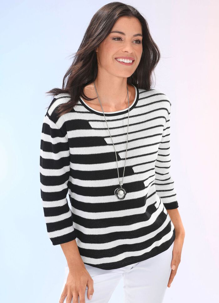 Pullover in grafischem Dessin 