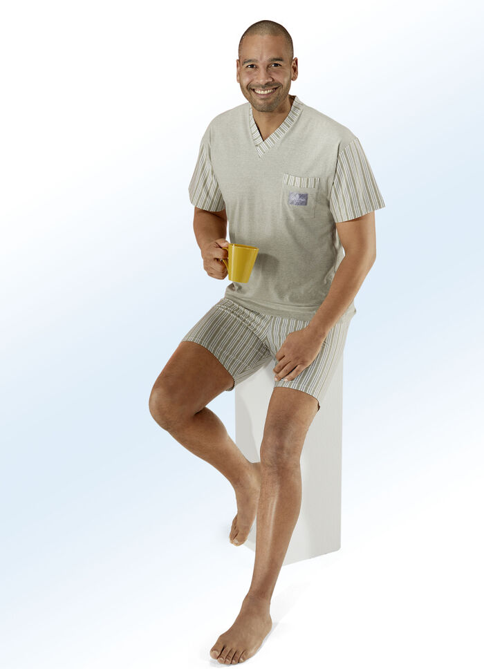 Götting Shorty mit V-Ausschnitt, Brusttasche, Naturfaser 