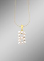 Personalisierte Eleganz: Buchstaben-Anh&auml;nger mit S&uuml;&szlig;wasser-Zuchtperlen 