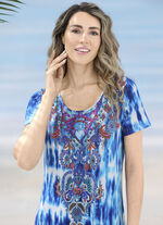 Laurina Kleid mit farbbrillantem Druckdessin. Schmucksteinchen und kurzen Ärmeln 