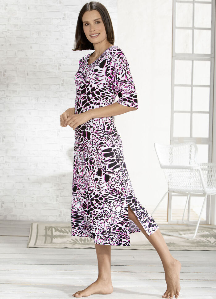 Hauskleid in wadenlanger Schlupfform 