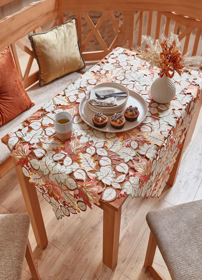 Tisch- und Raumdekoration mit herbstlichen Bl&auml;ttermotiven 