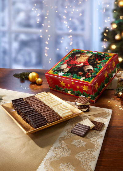 Zarte Waffelbl&auml;ttchen im dekorativen Weihnachtskarton 