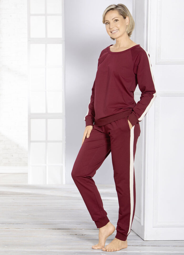 Hausanzug mit Zierstreifen 