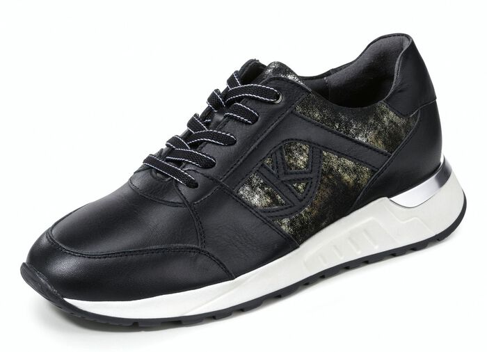 Sneaker im modischem Design 