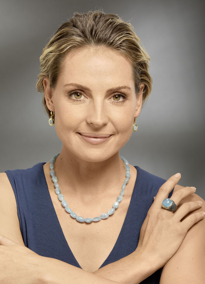 Damenring mit echt Aquamarin und Ringschiene aus echter Jade