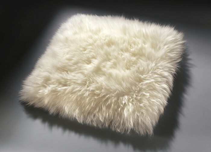 Merino-Lammfell-Sitzauflage in Tierform BEIGE