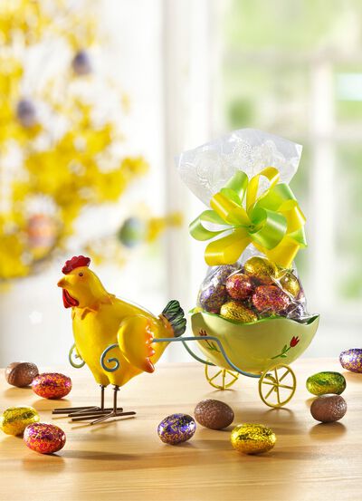 Nostalgie-Henne mit Wagen aus Metall 