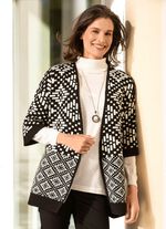 Strickjacke in aufwendigem Rundummuster 