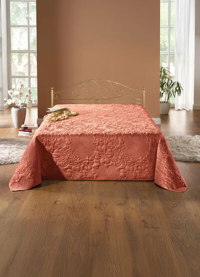 Hervorragend verarbeitete Tagesdecke und passende Kissenbez&uuml;ge 