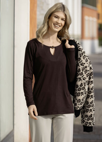 Shirt mit  Zierring am Halsausschnitt in 2 Farben  Shirt mit  Zierring am Halsausschnitt in 2 Farben