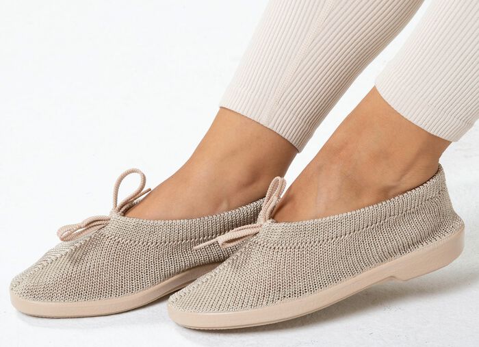 Slipper aus elastischem Strickmaterial mit Schn&uuml;rung GOLDBEIGE