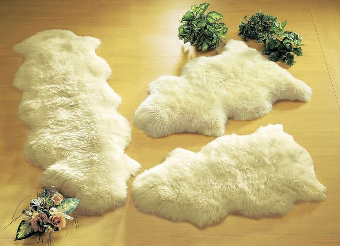 Bettumrandung aus echtem Lammfell in Tierform 