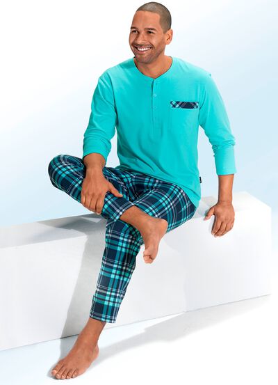 Schlafanzug mit Knopfleiste, aufgesetzter Brusttasche und Karodessin 