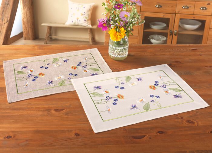 Sch&ouml;n bestickte Tisch- und Raumdekoration 