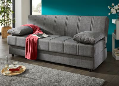 Frei im Raum aufstellbares Schlafsofa mit Dekokissen und Bettkasten 