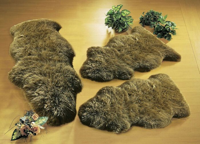 Bettumrandung aus echtem Lammfell in Tierform BRAUN
