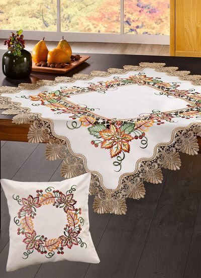 Aufwendig gearbeitete Accessoires mit reichem Blatt- und Rankendeko 