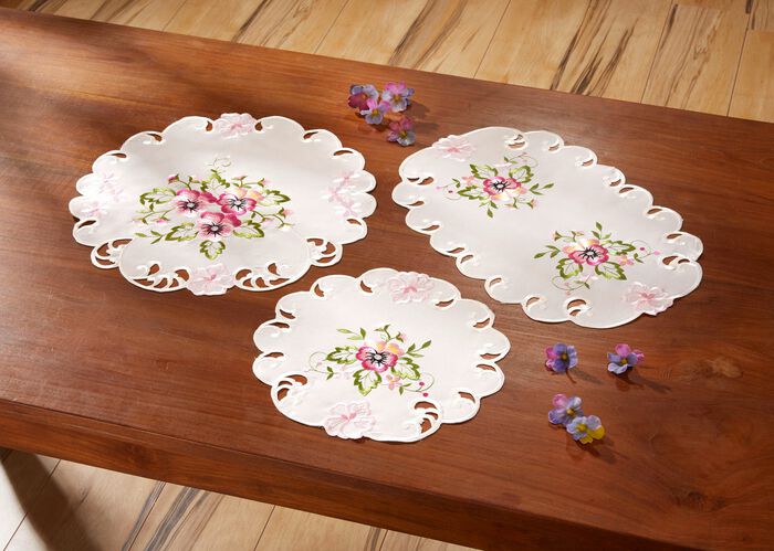 Tisch- und Raumdekoration mit Stiefm&uuml;tterchen-Stickereien ROS&Eacute;