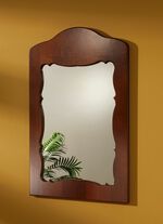 Teilmassive M&ouml;belserie mit kunstvollen Holzverzierungen 