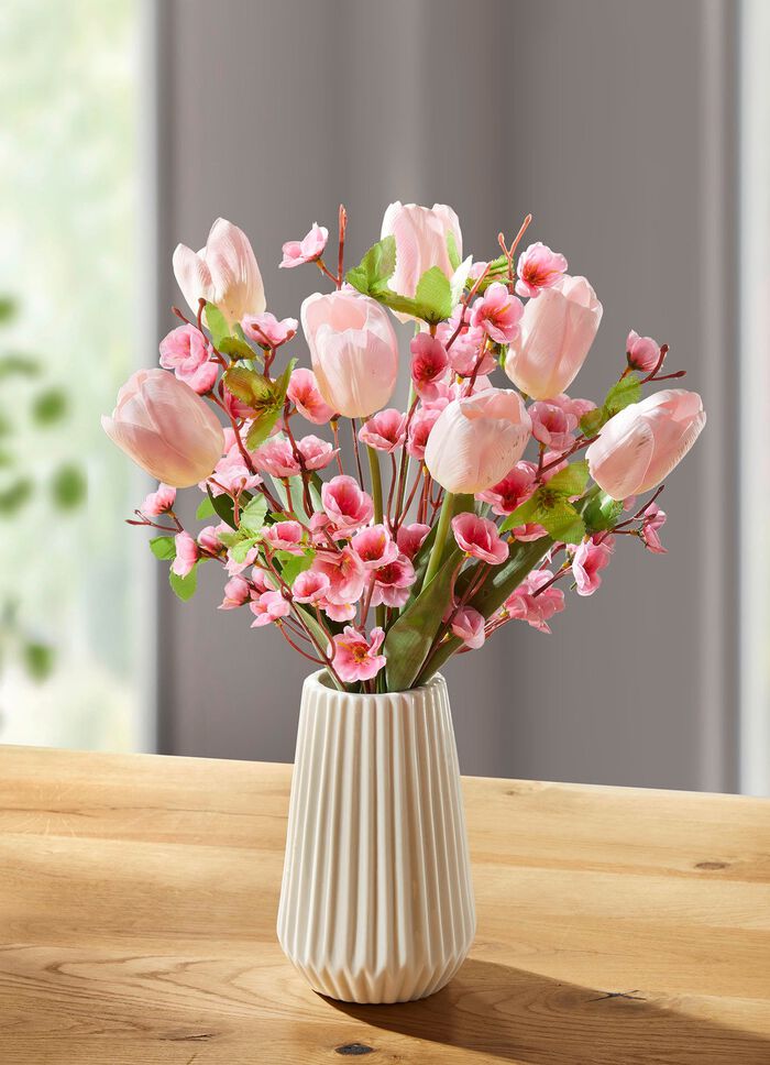 Arrangement mit Tulpen und Kirschbl&uuml;ten 